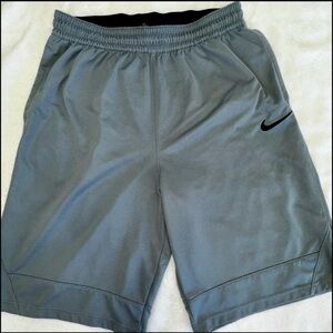 Nike DriFit 🏋🏻‍♀️🥏🏀🏈🏐Mens Shorts XL Grey with 2 pockets and drawstring waist. 👌🏼